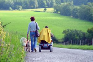 Persoon maakt wandeling met persoon in rolwagen ©xTimeS